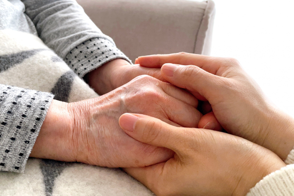 高齢者の手をにぎる手