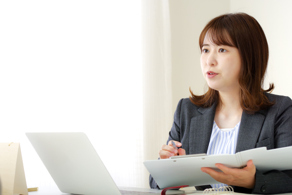 面談をするスタッフ